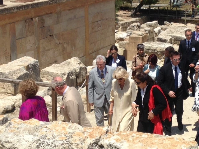 Ο Κάρολος άφησε… παγωτό τους Κρητικούς! Πιτσιρικάς «χάθηκε» στην αγκαλιά της Καμίλα! (εικόνες)